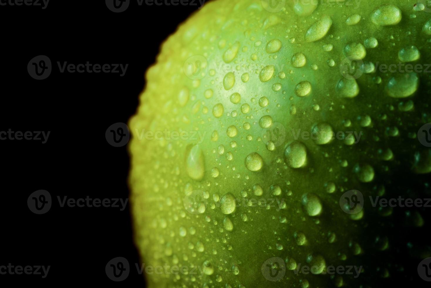 close-up de gotas de água na maçã verde foto