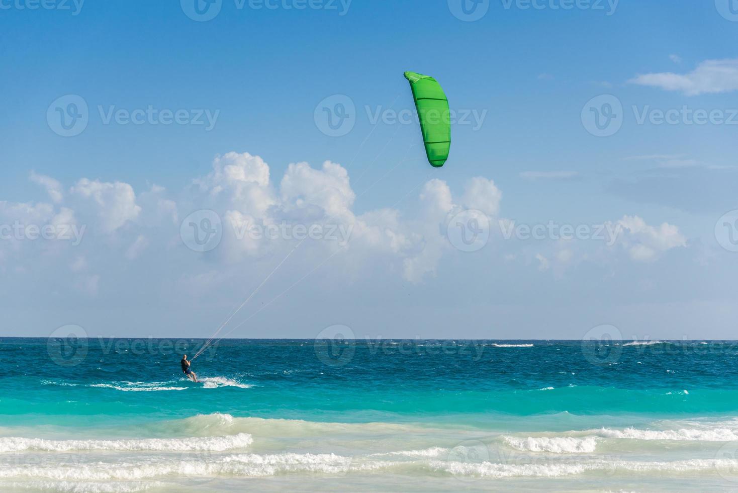 kitesurf em tulum, caribe. esporte aquático viajando no México. foto