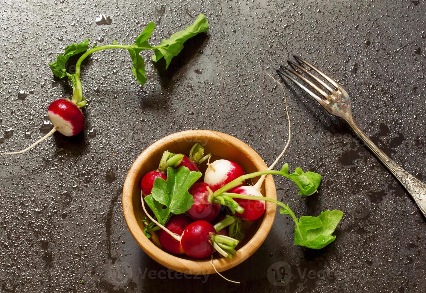 conceito de comida vegana - rabanetes com gotas de água foto