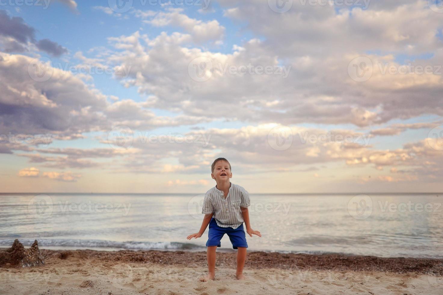 menino na praia foto
