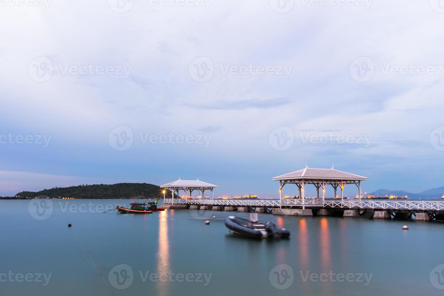 pavilhão de madeira à beira-mar, na ilha de koh si chang. foto