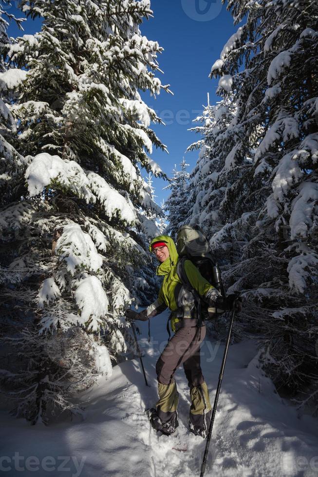 alpinista caminhando nas montanhas dos Cárpatos de inverno foto
