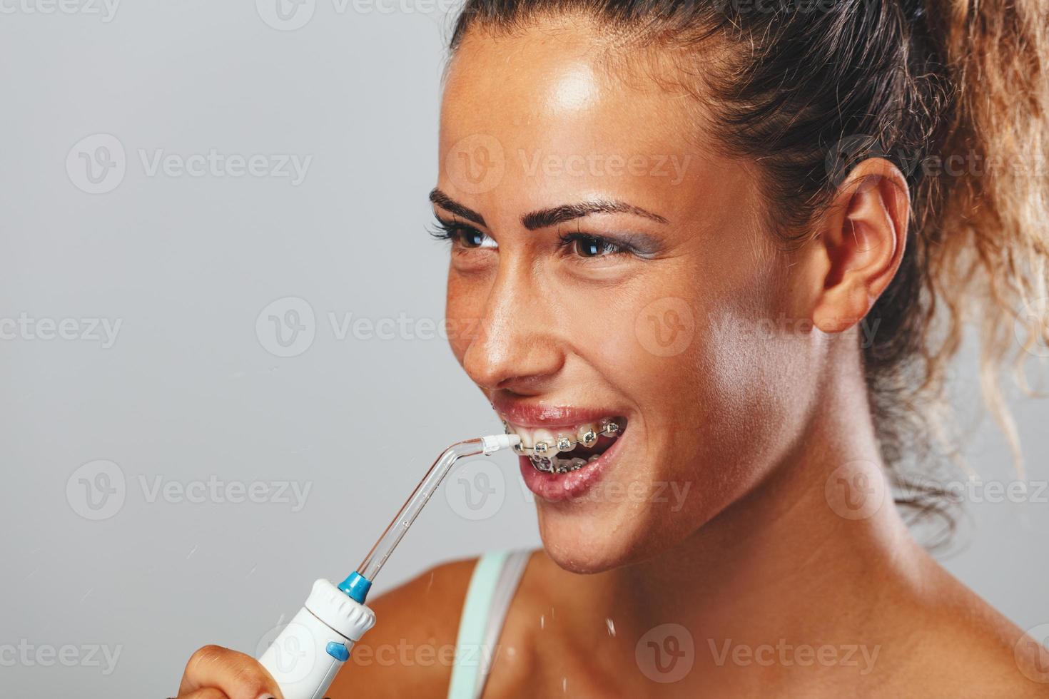 escovar os dentes com fio dental foto