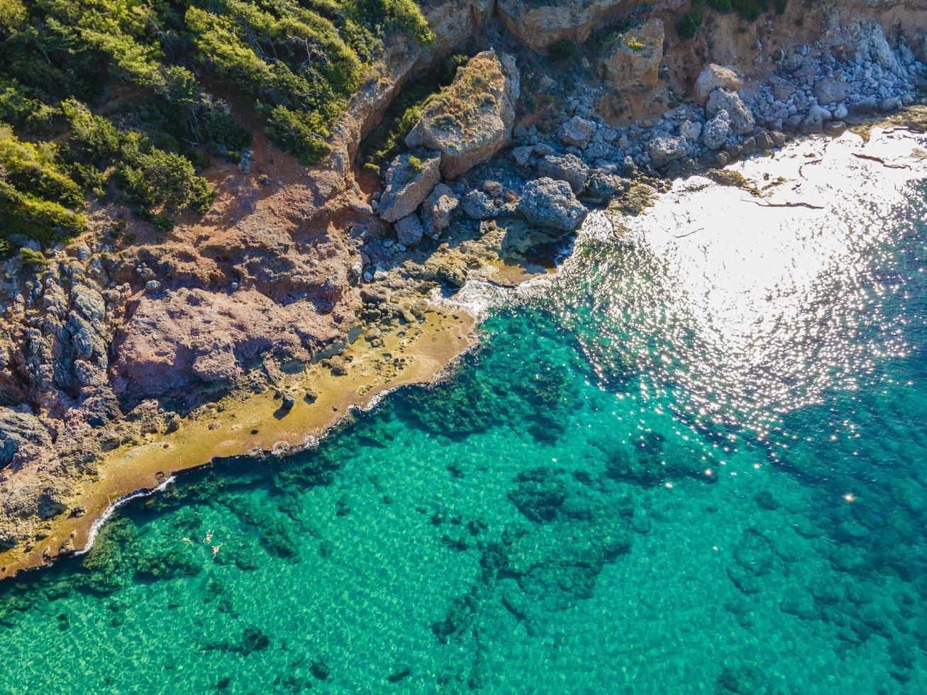 mar e rochoso do ar. vista aérea sobre o mar azul foto