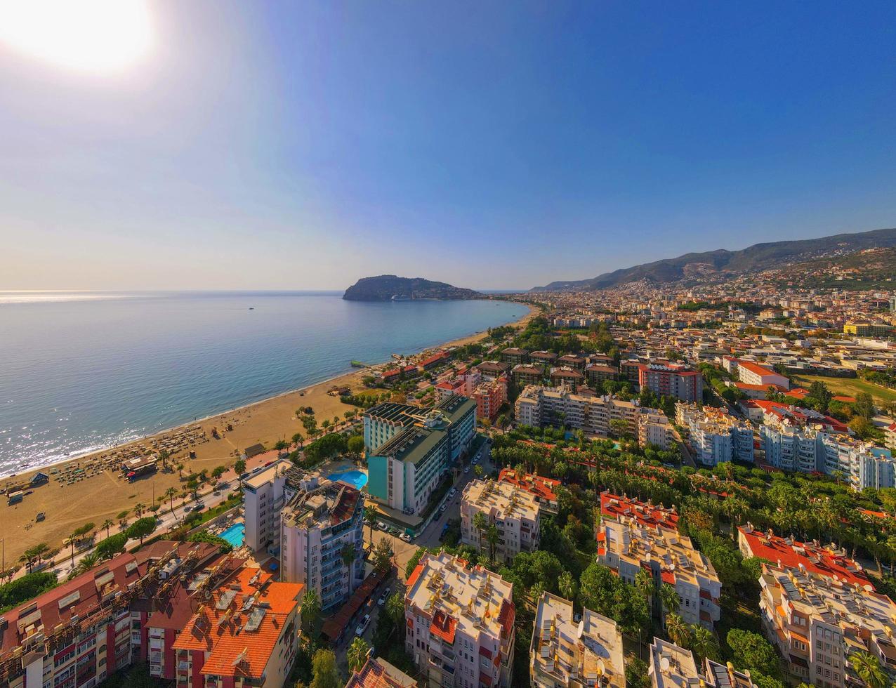 cidade aérea e magnífica vista para o mar. foto grátis