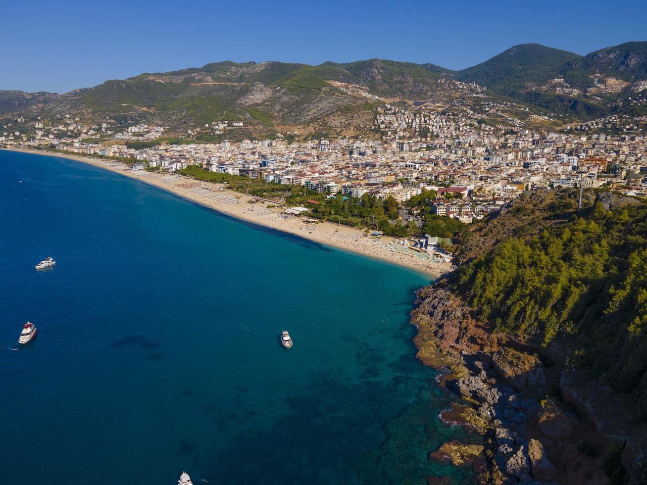 barco e vista para o mar em alanya. ótimas imagens foto