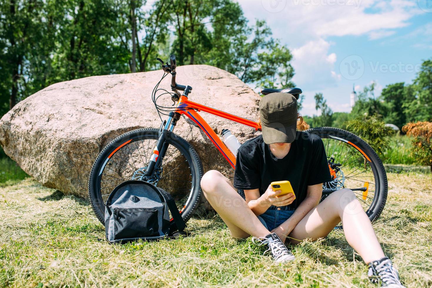 jovem mulher atraente está descansando após o passeio de bicicleta. estilo de vida ativo, esportes foto