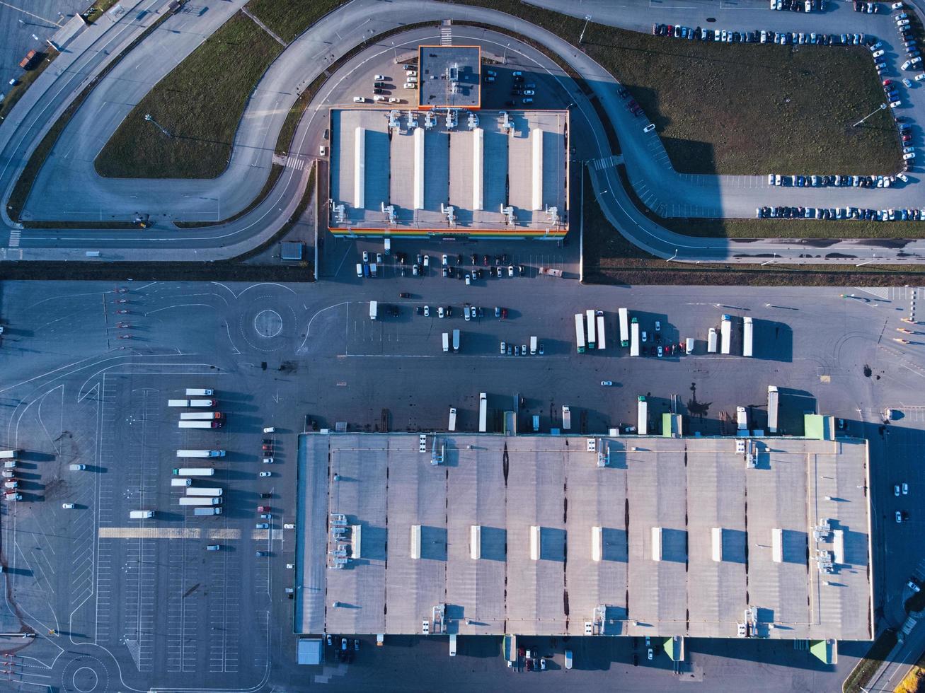 vista aérea de cima para baixo do armazém doca e caminhões com semi-reboques com mercadorias. foto