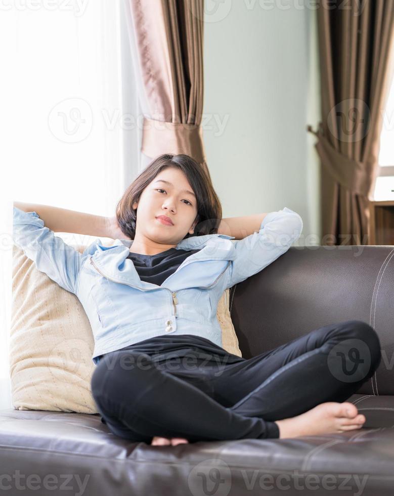 mulher cabelo curto relaxamento na sala de estar foto