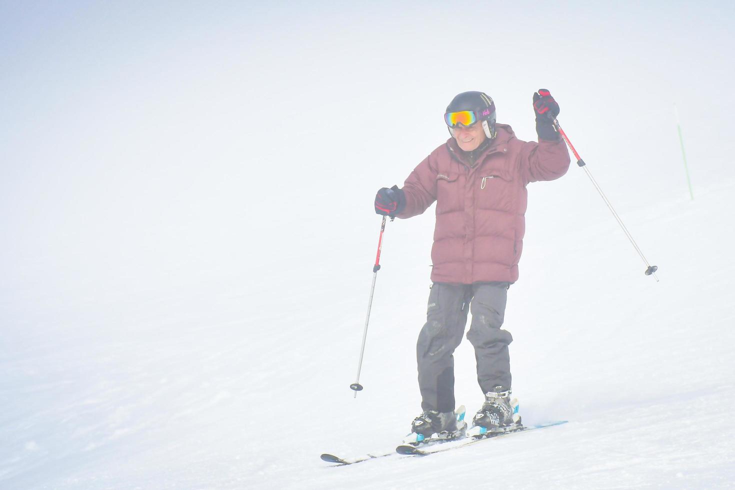 gudauri, geórgia, 2022 - homem caucasiano aventureiro idoso esqui em declive animado em condições de neve na estância de esqui de inverno de férias foto