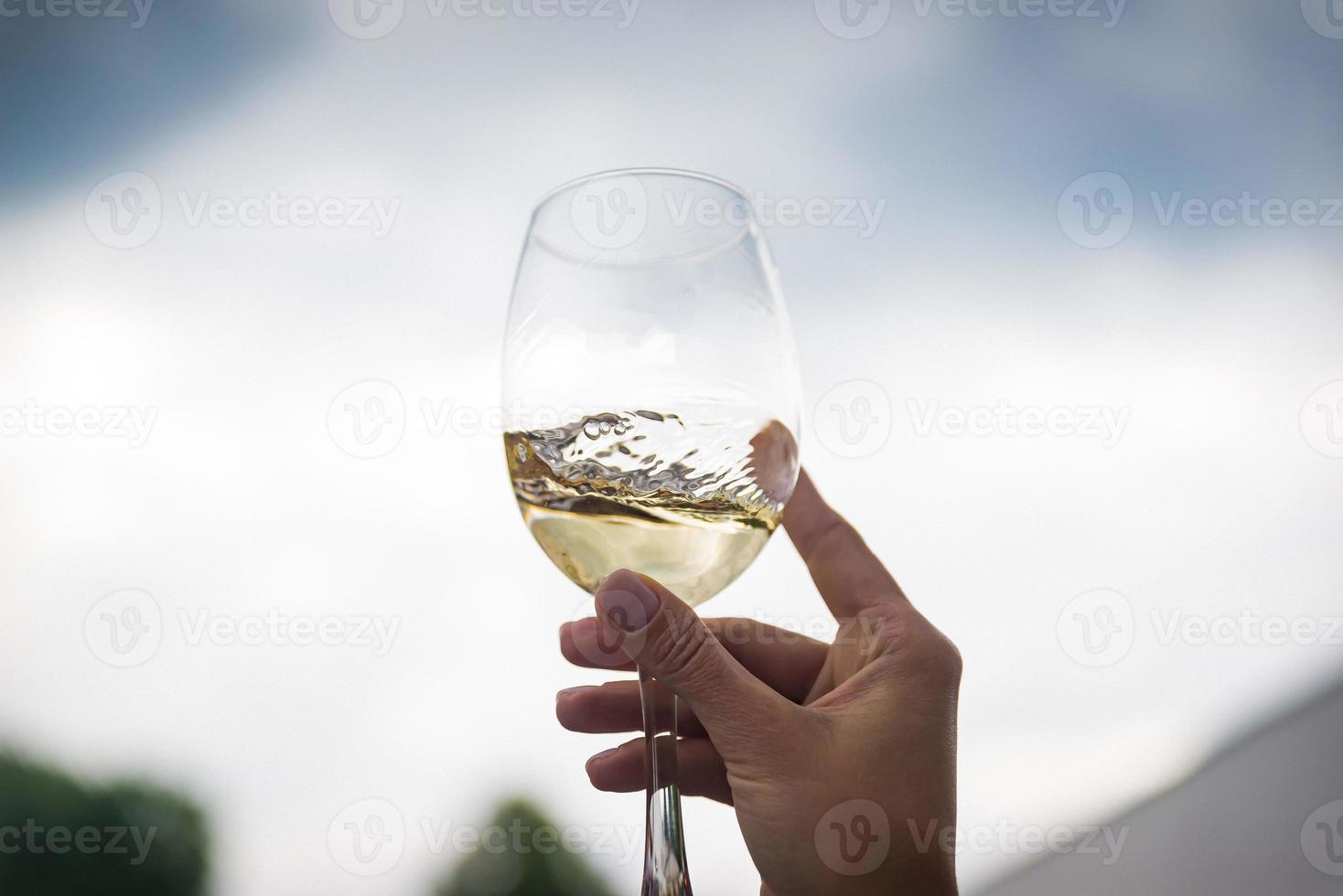 pessoas tilintando copos com vinho no terraço de verão do café ou restaurante foto