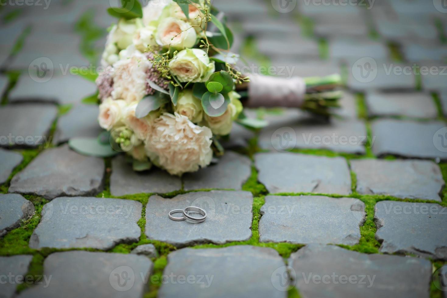 duas alianças de casamento no chão com contraste foto