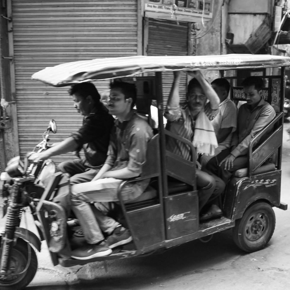 velha delhi, índia, 15 de abril de 2022 - grupo não identificado de homens andando pelas ruas da velha delhi, fotografia de rua do mercado chandni chowk da velha delhi durante a manhã, velha delhi street photography foto
