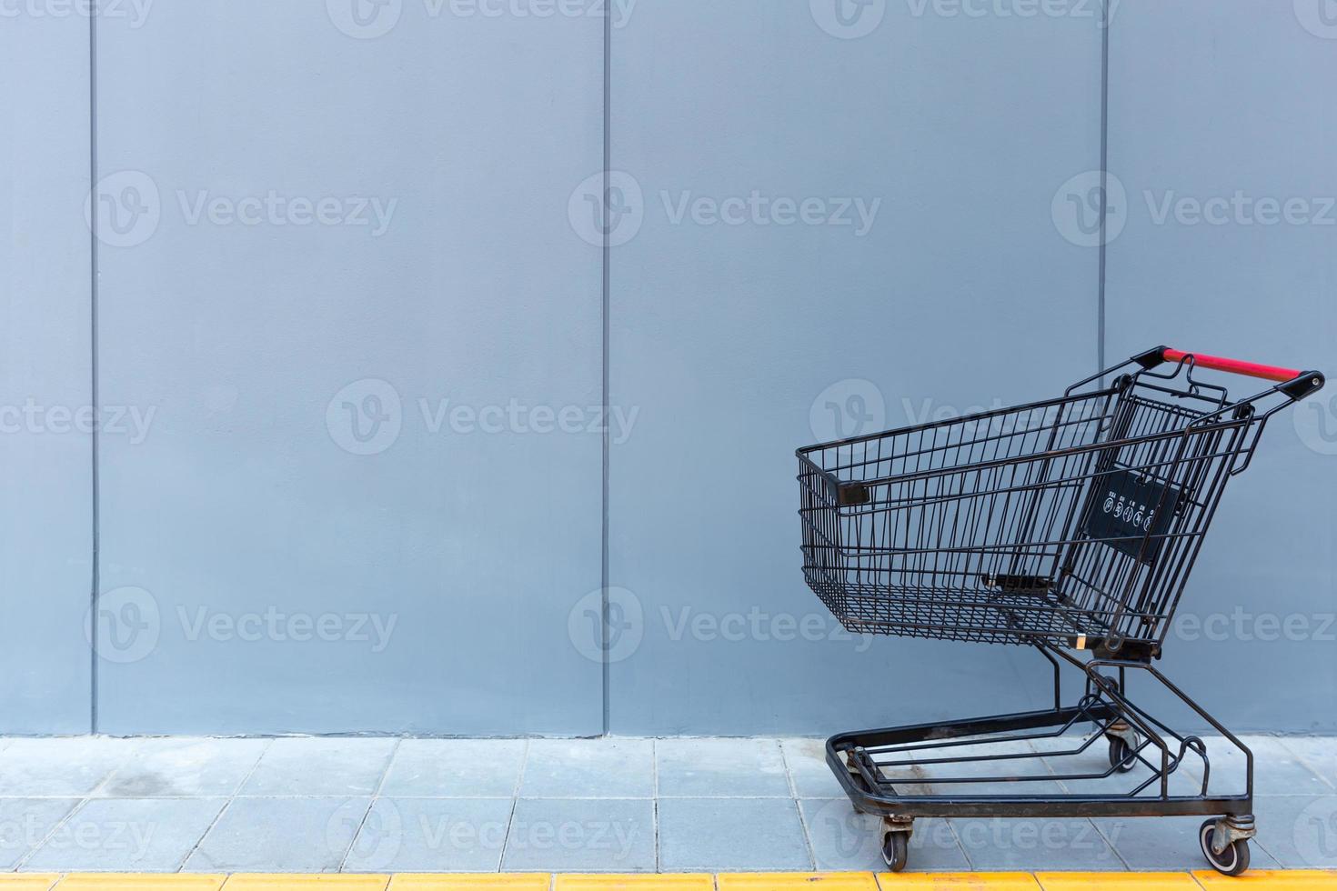 parque de carrinho de compras preto na construção de muro de concreto com espaço para texto foto