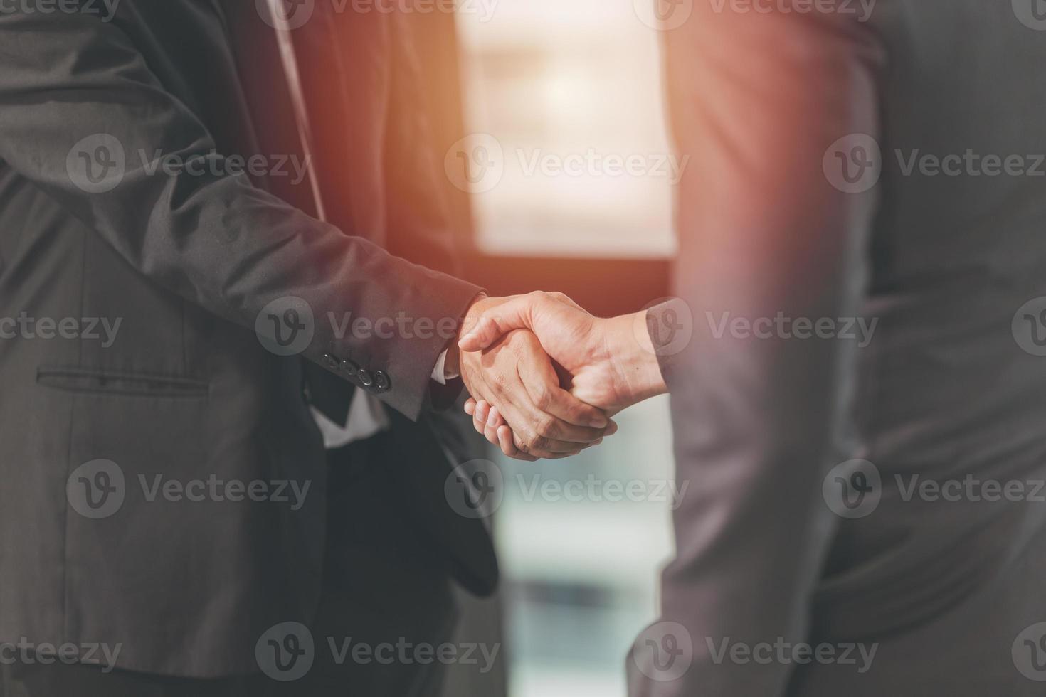 empresário apertando a mão, contrato de projeto juntos, conceito de trabalho de negócios feito foto