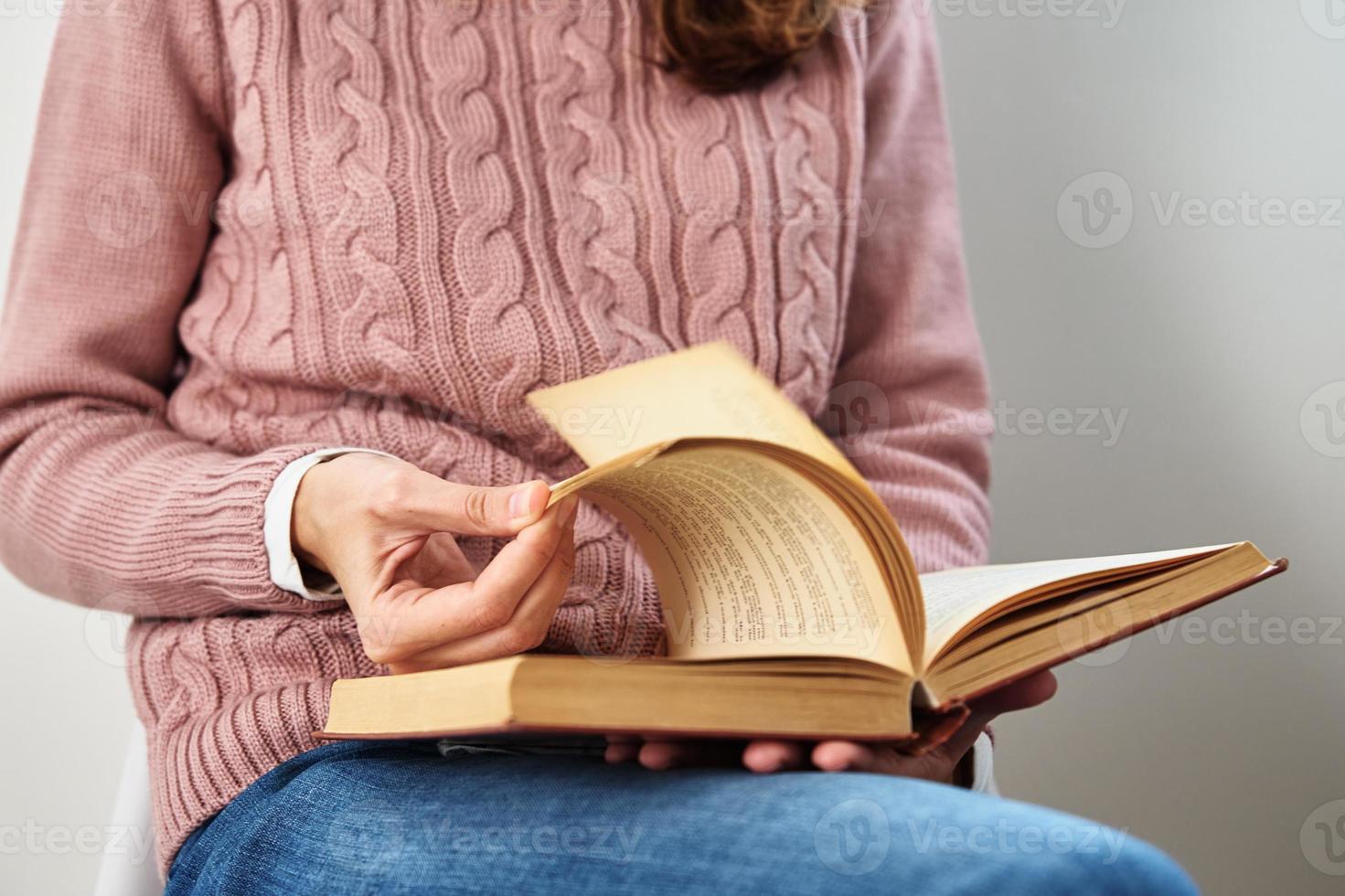 mulher sentada e lendo um livro. conceito relaxante foto