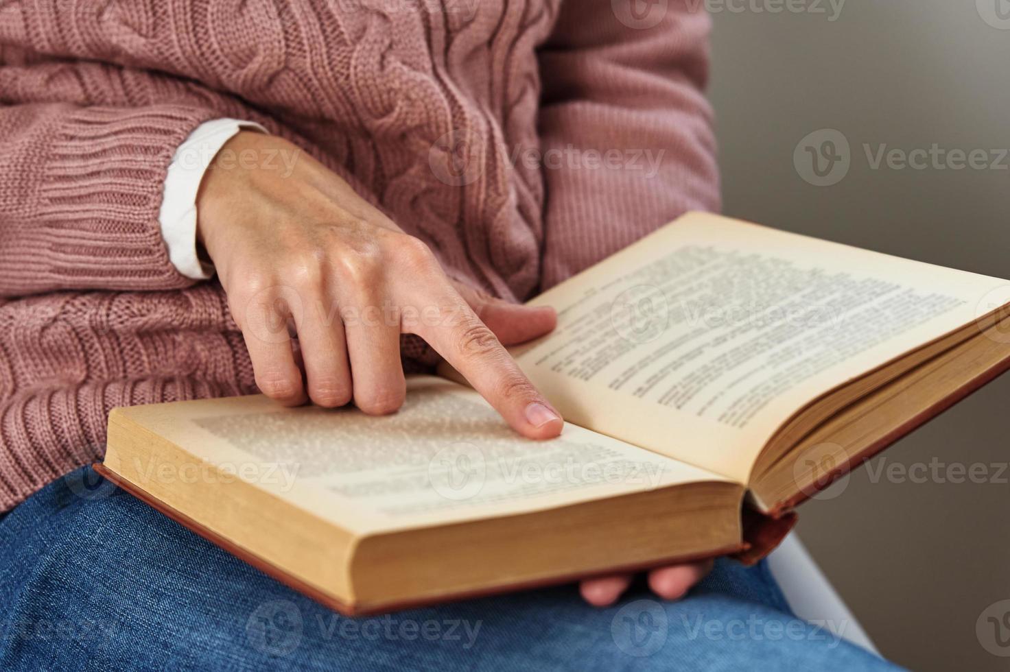 mulher sentada e lendo um livro. conceito relaxante foto