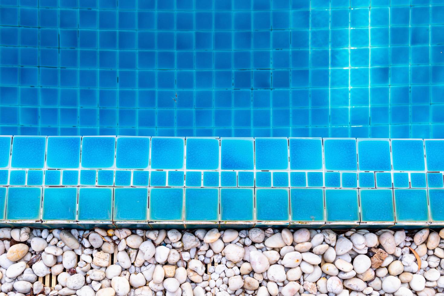 telha de fundo e reflexo da água na piscina. foto