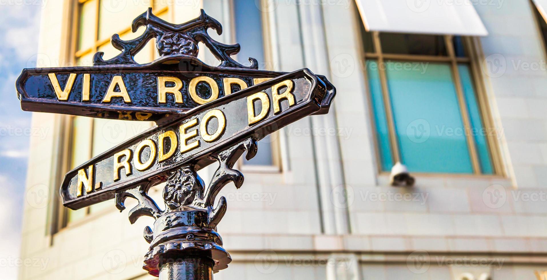 o famoso rodeo drive em los angeles, califórnia. rua para compras e moda. foto