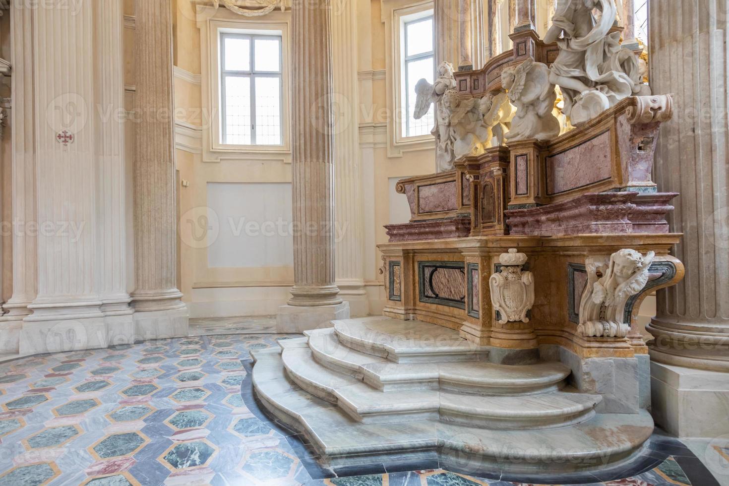 altar barroco da igreja católica na itália. antigo edifício religioso interior. foto