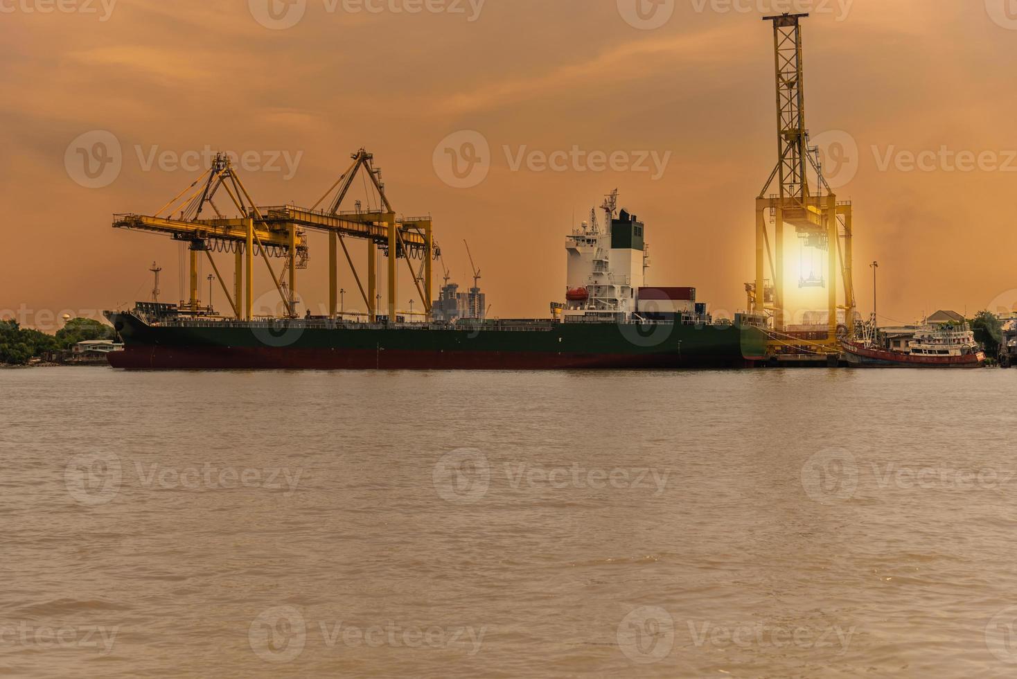 porto de carga foi atingido por um grande guindaste. o cargueiro atracado no porto de importação e exportação. foto