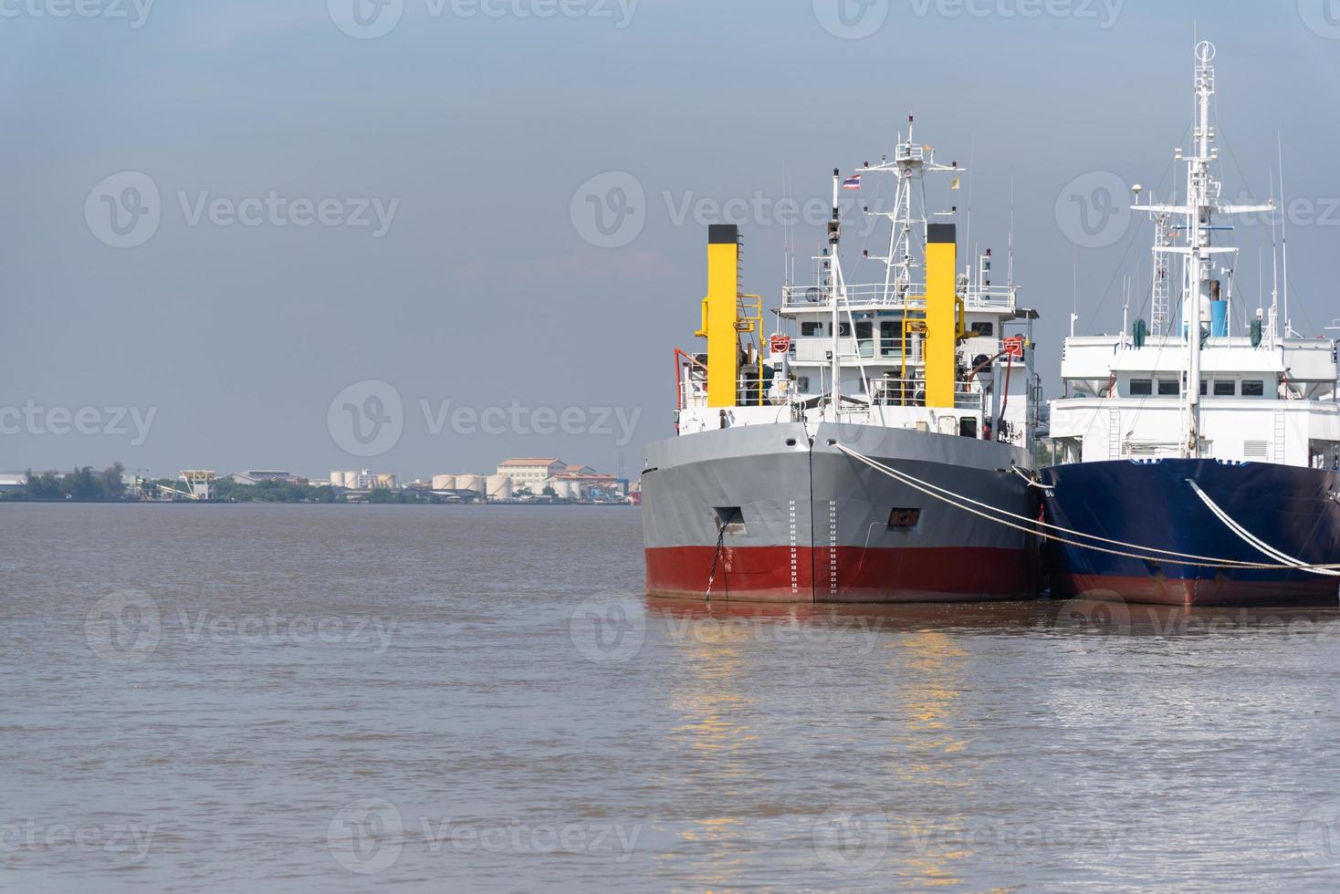 dois grandes navios atracados no porto. foto