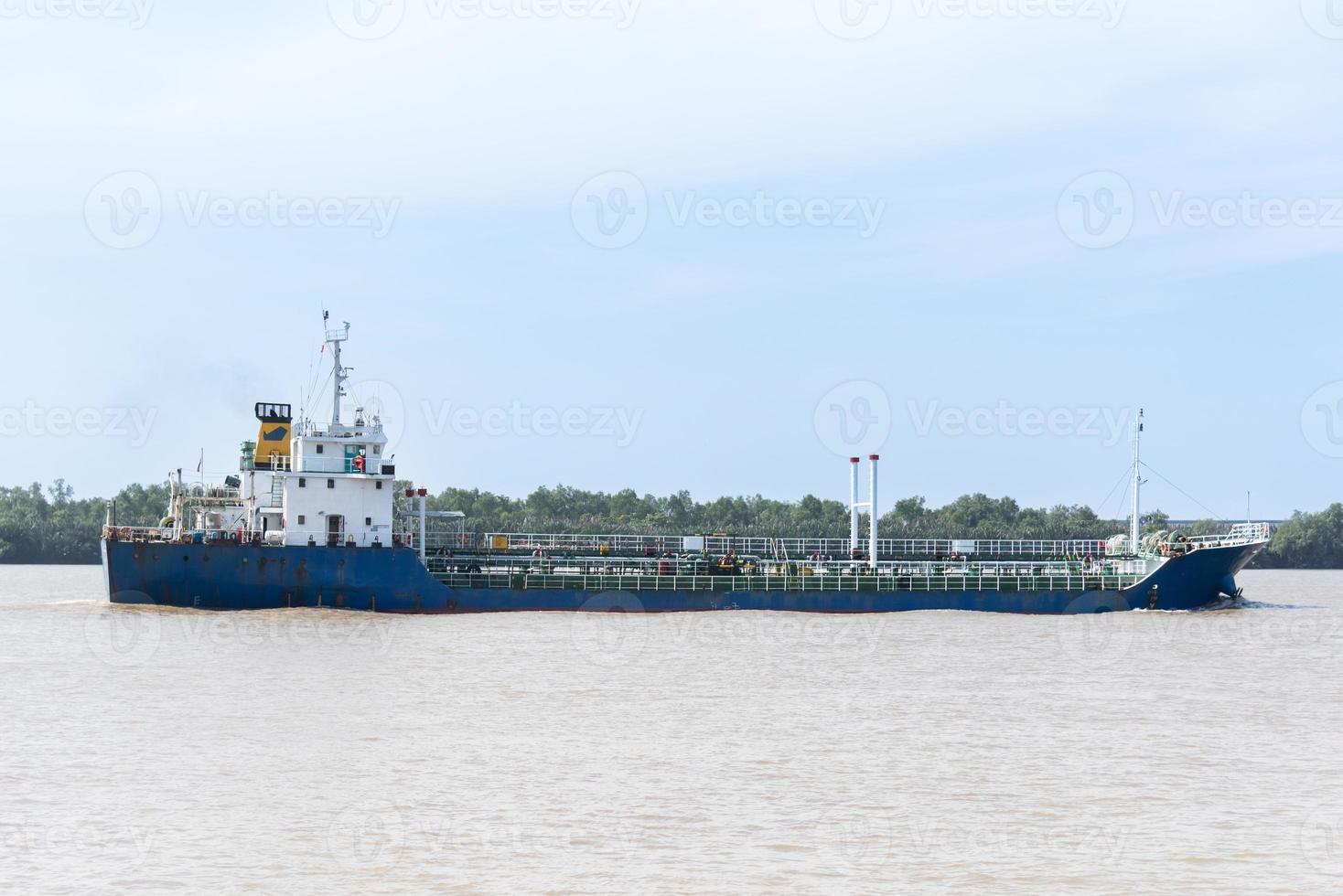 grandes navios transportam gás ou petróleo por sea.ship indústria frete combustível global. foto