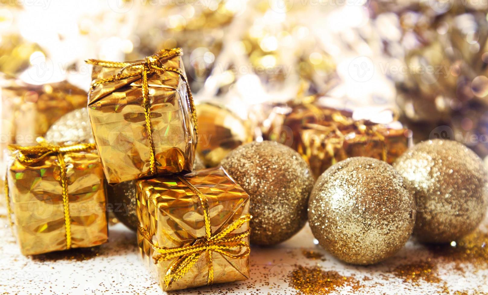 presentes e bolas dourados brilhantes de natal foto
