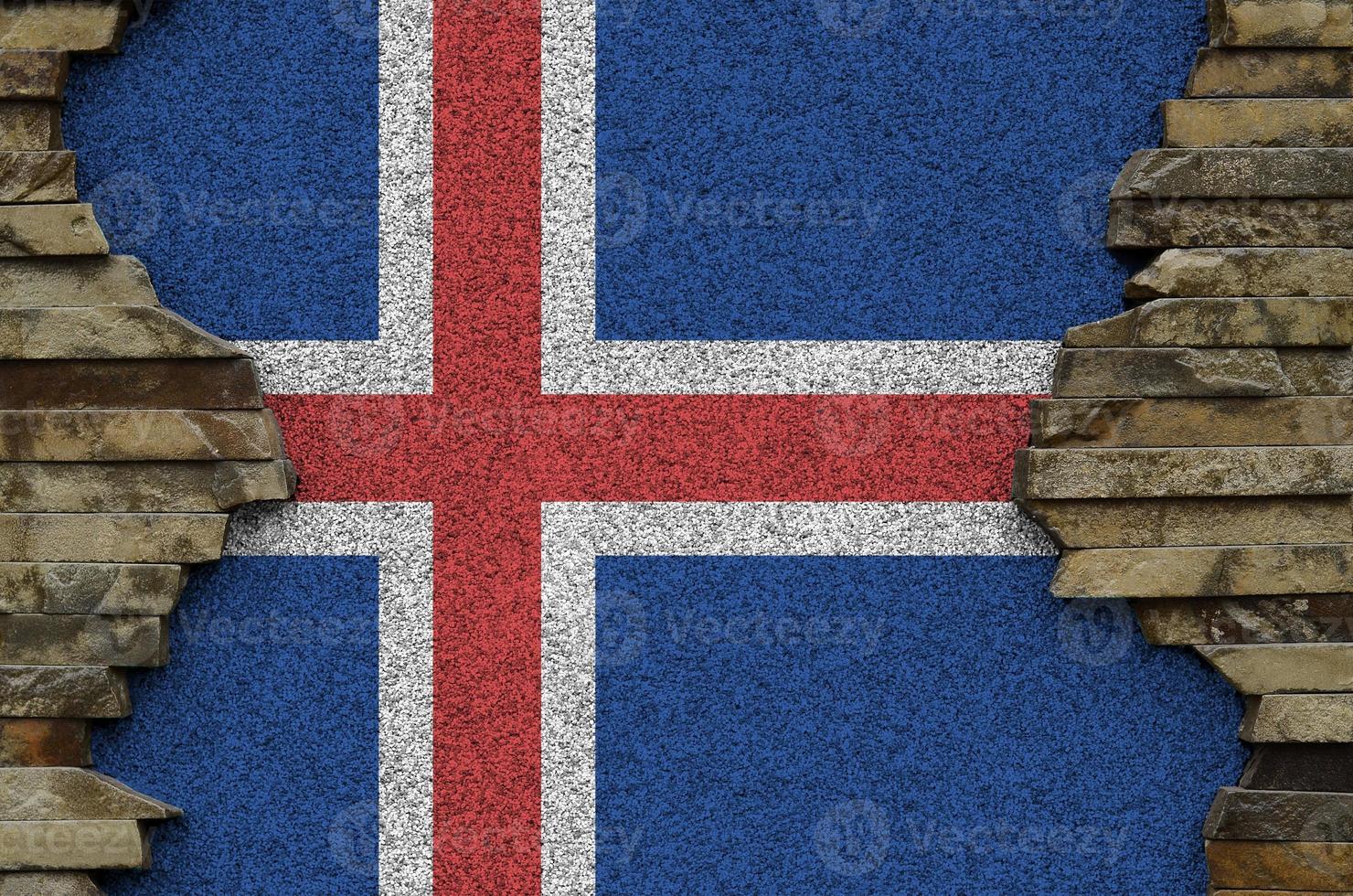bandeira da islândia retratada em cores de tinta na velha parede de pedra closeup. banner texturizado no fundo da parede de pedra foto