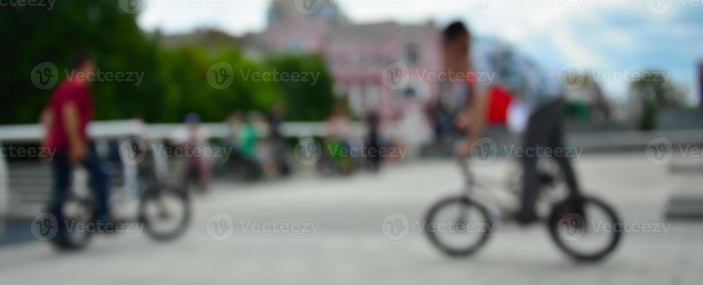 imagem desfocada de muitas pessoas com bicicletas bmx. encontro de fãs de esportes radicais foto