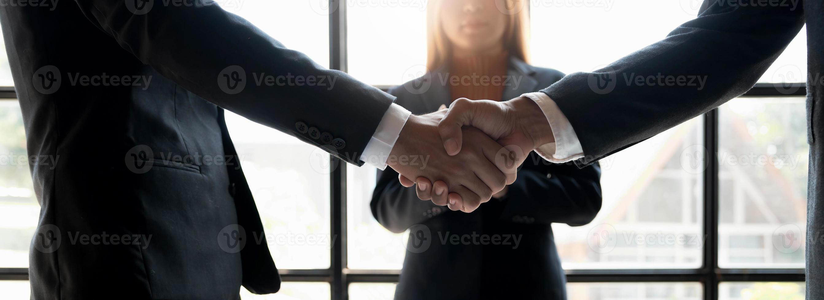 empresários apertando as mãos, terminando a reunião, etiqueta empresarial, parabéns, conceito de fusão e aquisição foto