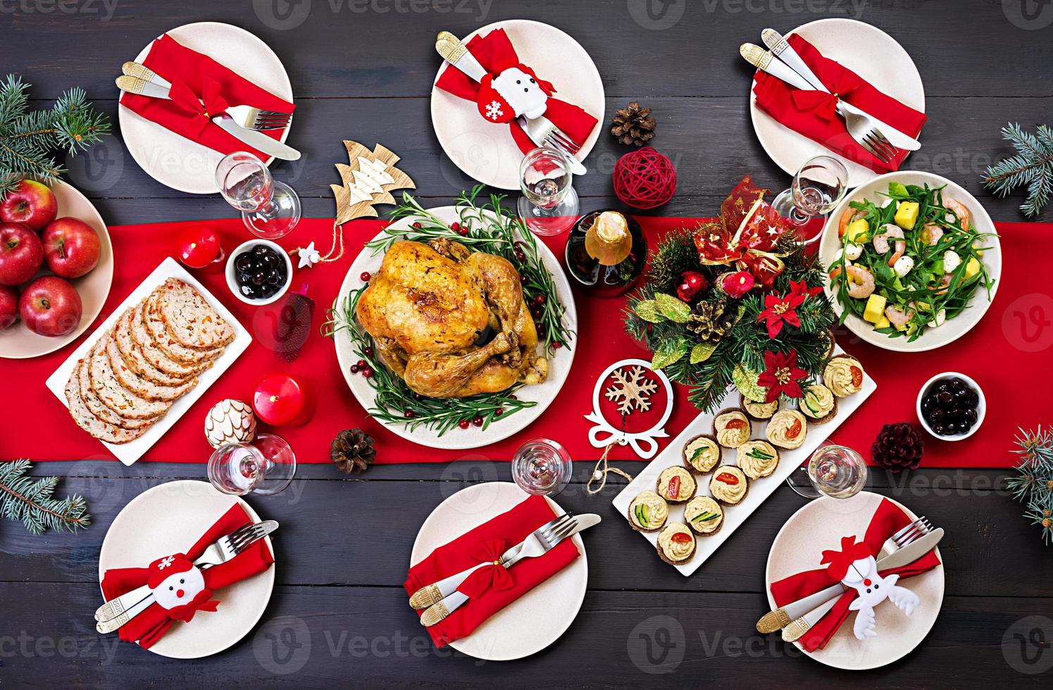 peru assado. ceia de Natal. a mesa de natal é servida com um peru, decorado com enfeites brilhantes e velas. frango frito, mesa. jantar em família. vista do topo foto