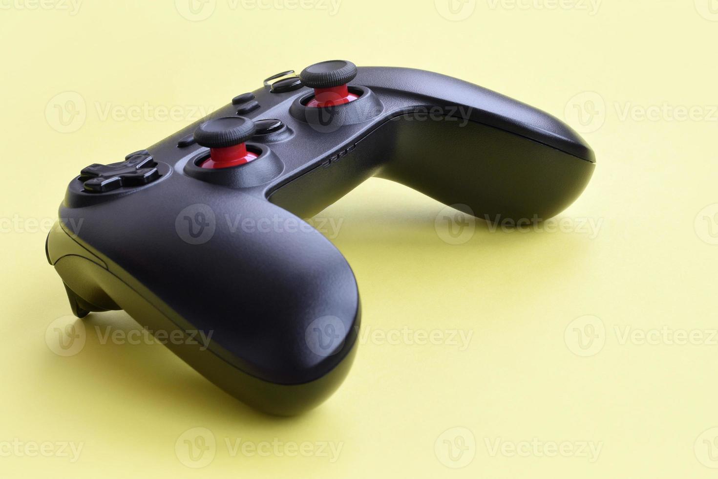 gamepad preto moderno sobre fundo amarelo. conceito de torneio de esportes cibernéticos e esportes cibernéticos foto