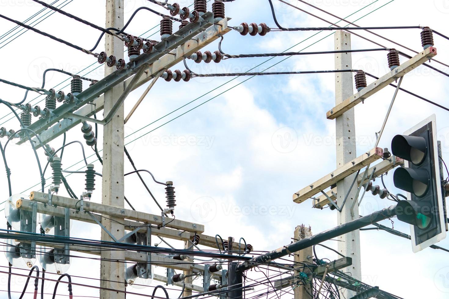energia elétrica trifásica para transferência de energia pelas redes elétricas. energia elétrica para apoiar a indústria manufatureira. postes elétricos de alta tensão e linhas de arame contra céu azul e nuvens brancas. foto