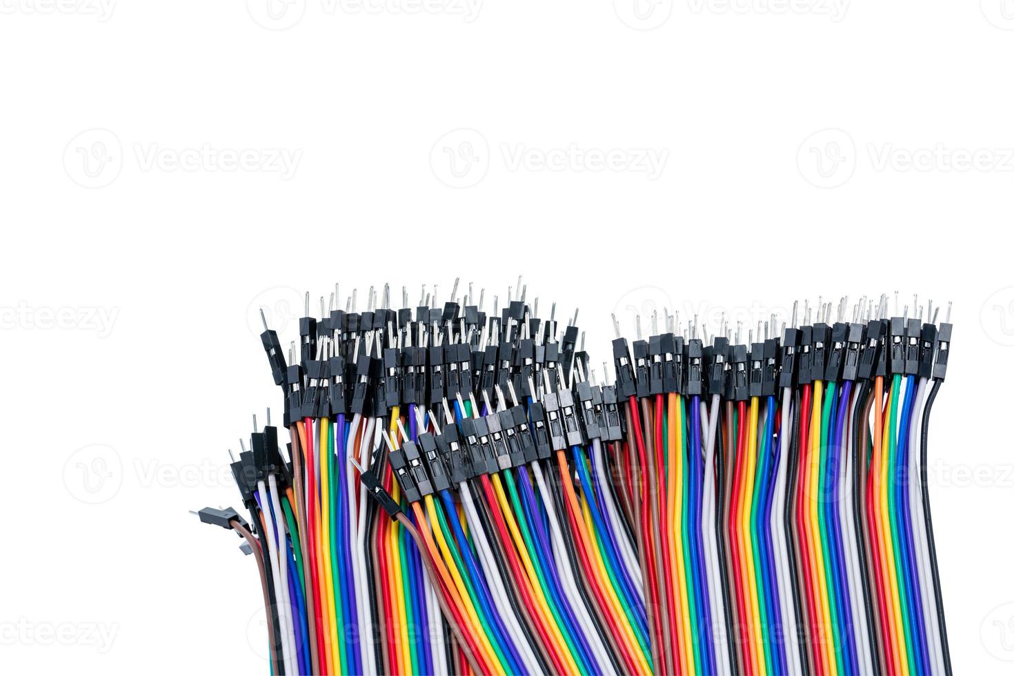 cabo de fita ou cabo plano multifios em fundo branco. cabo de fita plana com conectores de pinos. cabo de conexão de computador de fita multicolorido. pinos de conexão. componente eletrônico do computador. foto