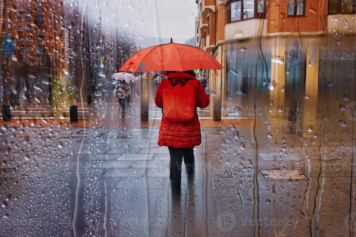 pessoas com guarda-chuva em dias chuvosos na cidade de bilbao, país basco, espanha foto