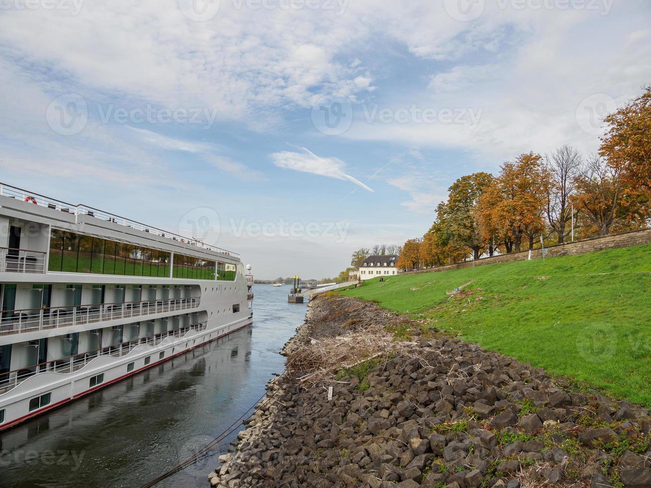 dusseldorf e o rio reno foto