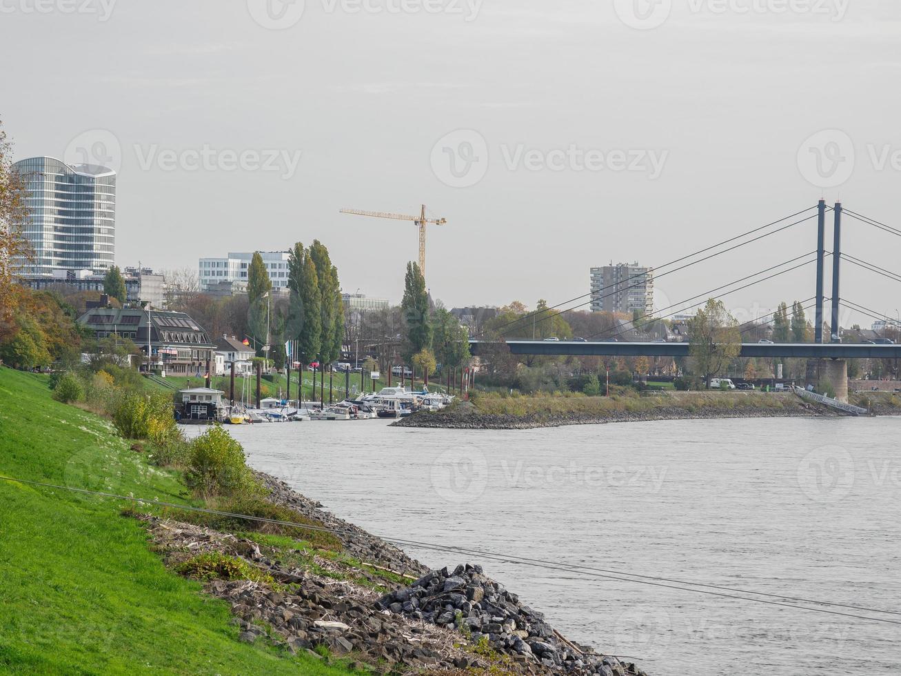o rio Reno e a cidade de Dusseldorf foto