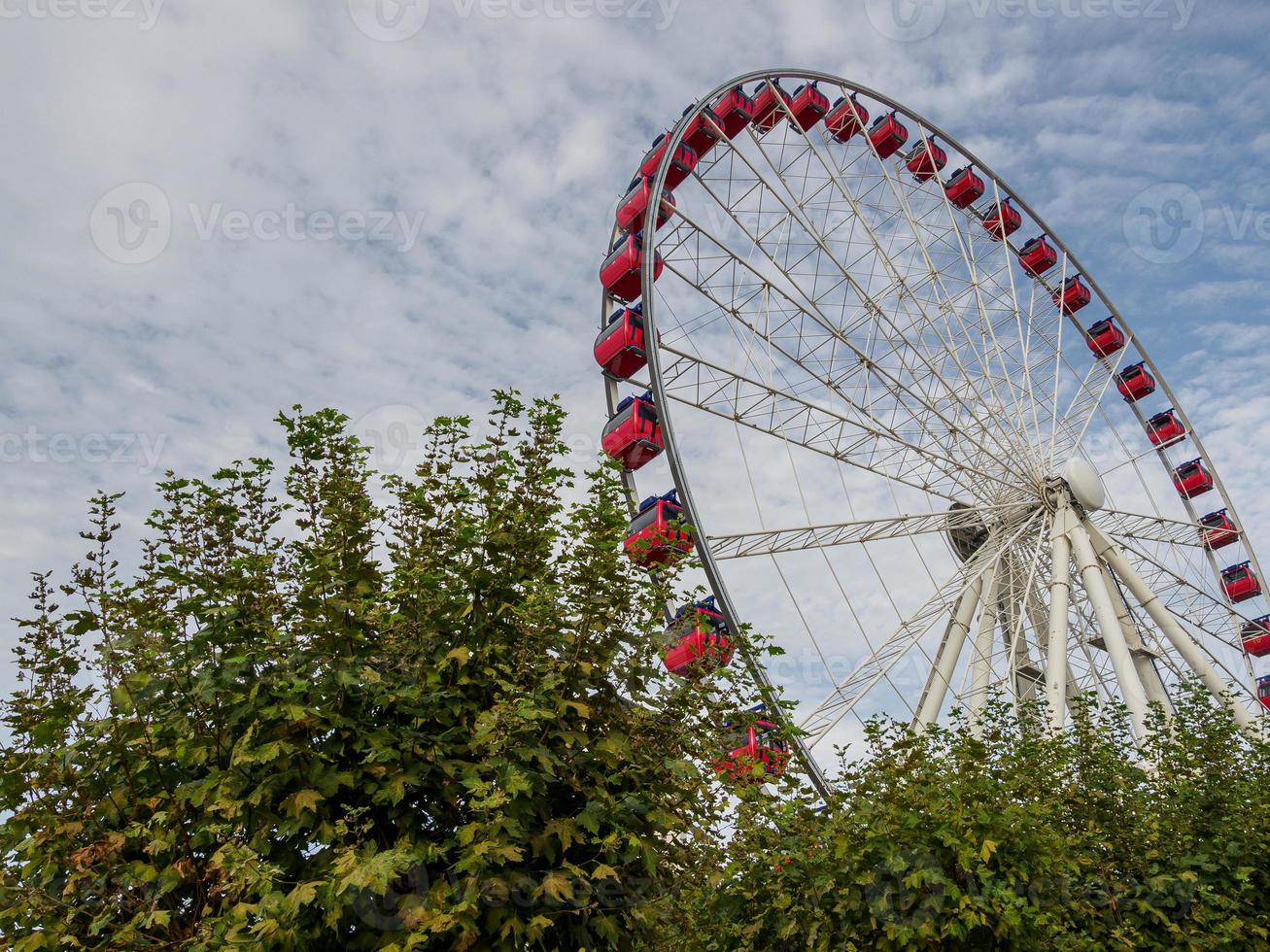 o rio Reno e a cidade de Dusseldorf foto