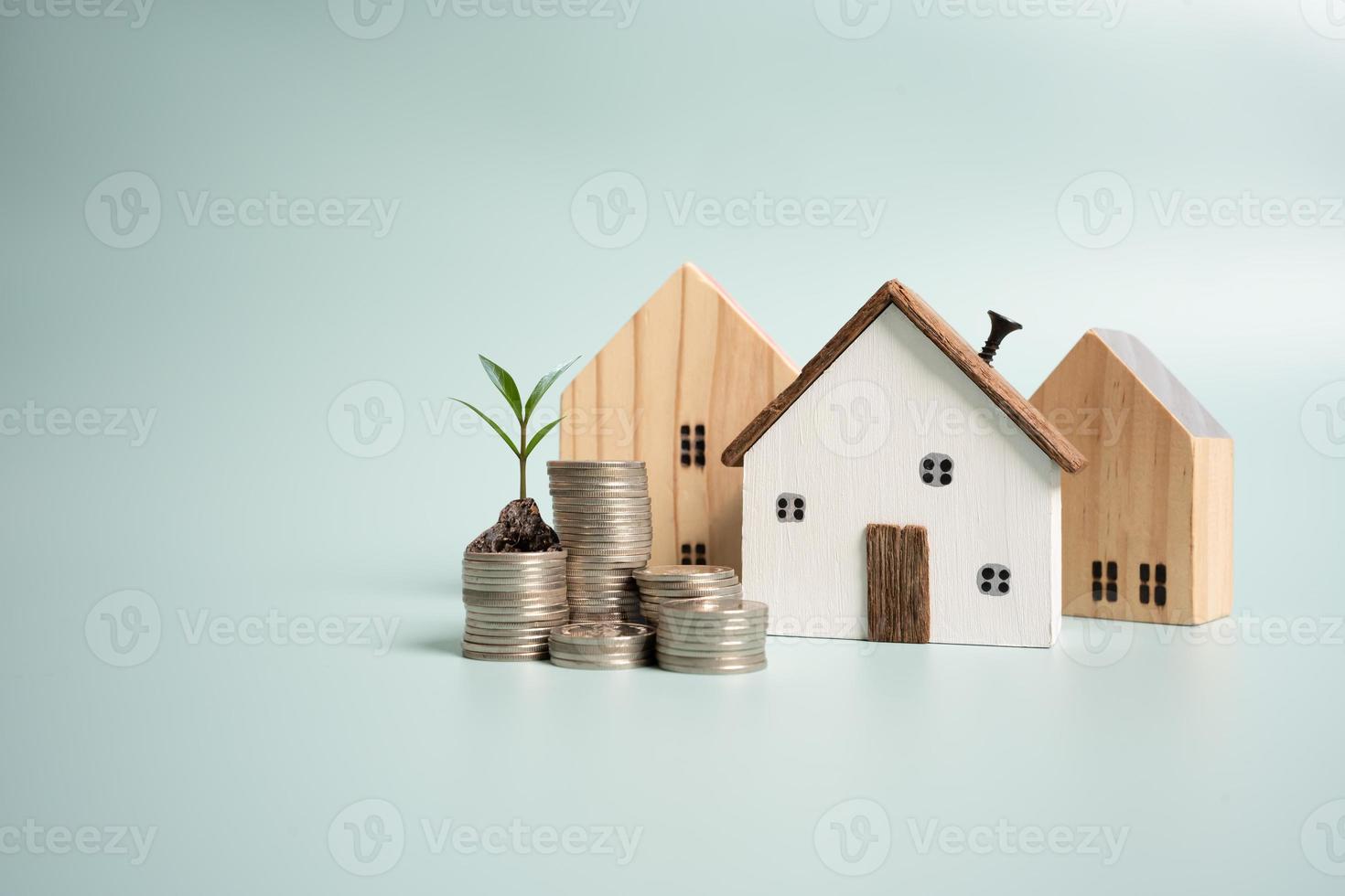 aumentando a poupança de dinheiro para comprar ou alugar casa. conceito de poupança para habitação. foto
