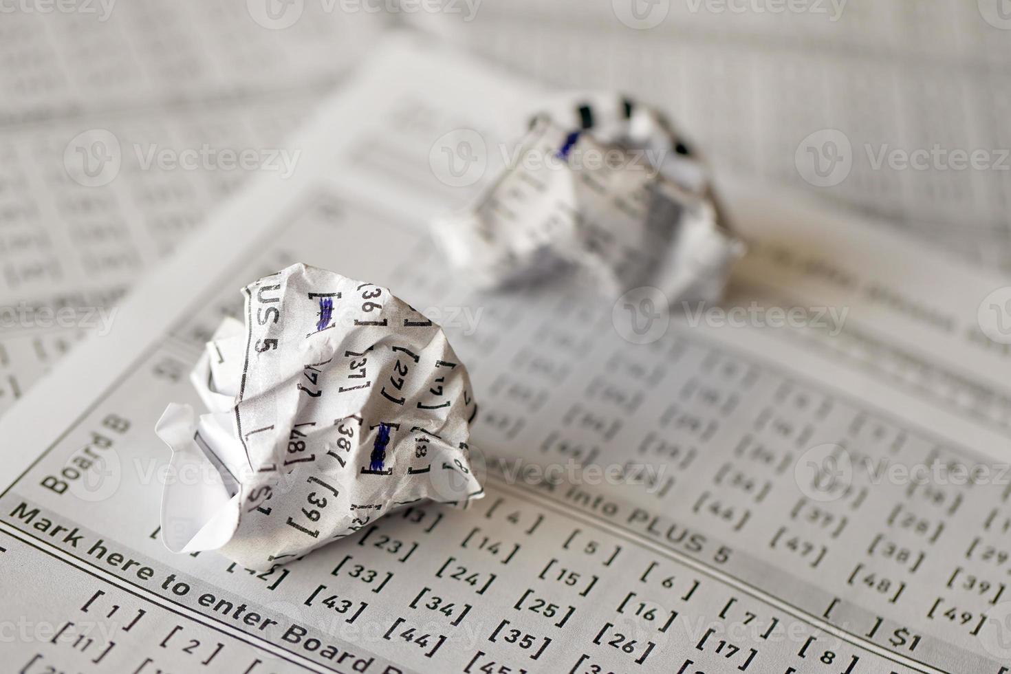 bilhetes de loteria amassados como símbolo de perder o jogo de loteria. resultados de jogos de azar. infortúnio foto