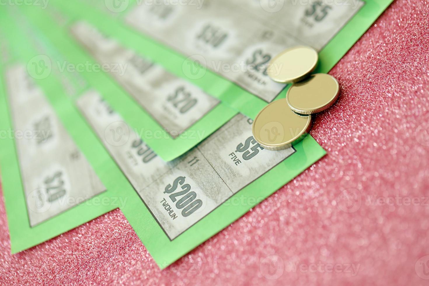 close-up vista de raspadinhas de loteria verde. muitos usavam bilhetes de loteria instantâneos falsos com resultados de jogos de azar. vício em jogos de azar foto