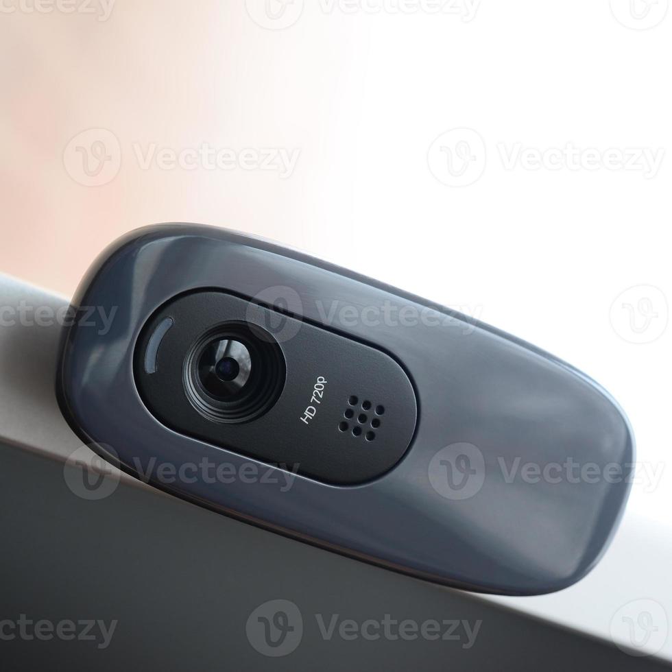 uma câmera web moderna é instalada no corpo de um monitor de tela plana. dispositivo para comunicação de vídeo e gravação de vídeo de alta qualidade foto