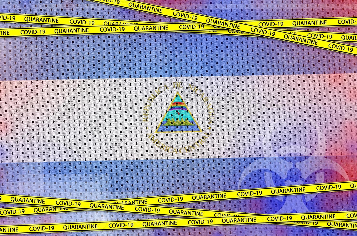 bandeira da nicarágua e fita amarela de quarentena covid-19. conceito de vírus coronavírus ou 2019-ncov foto