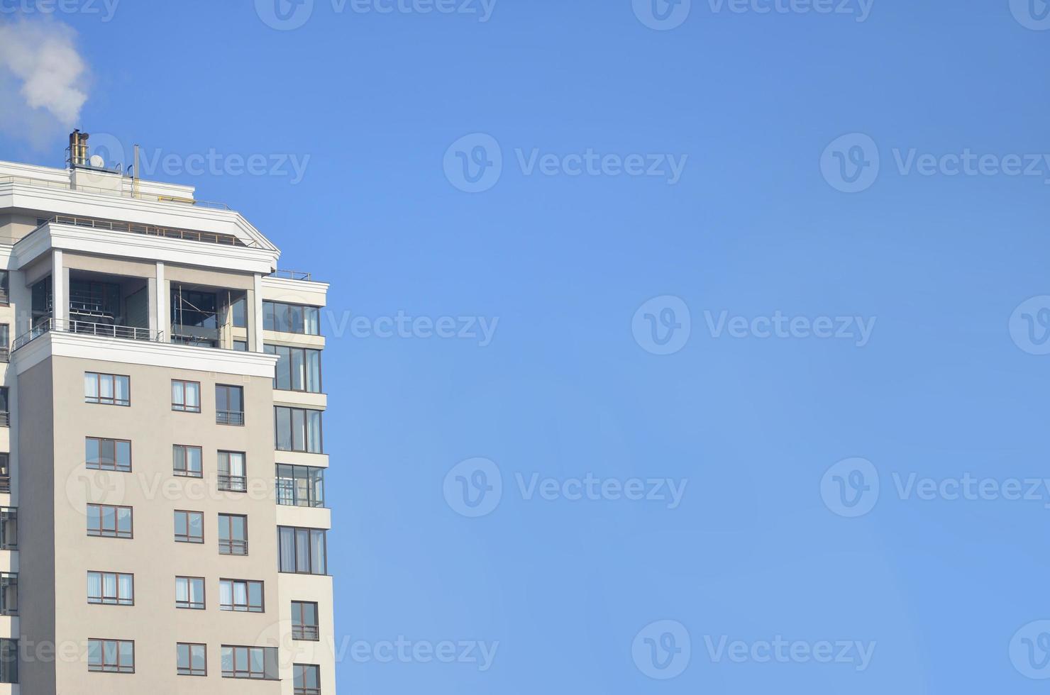 prédio de escritórios de vários andares com céu azul foto
