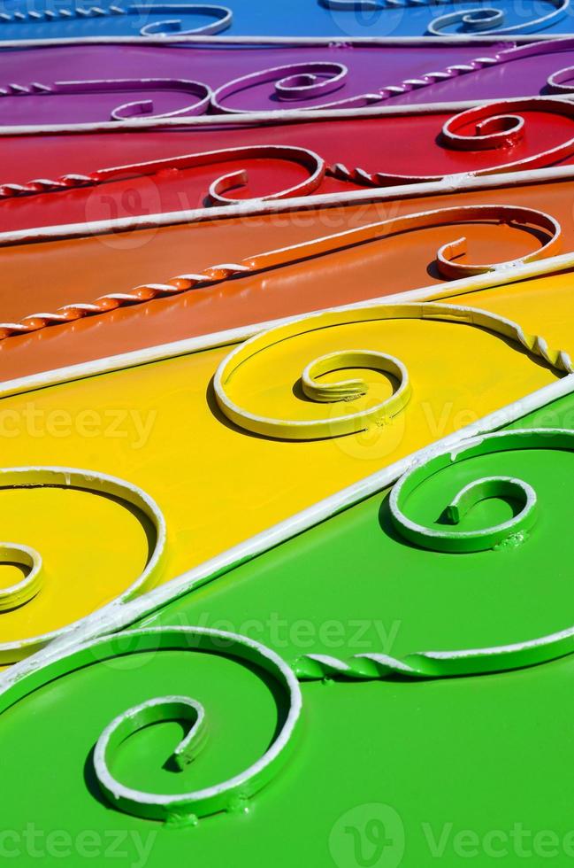 textura de metal de um pedaço de parede colorida com um padrão forjado foto