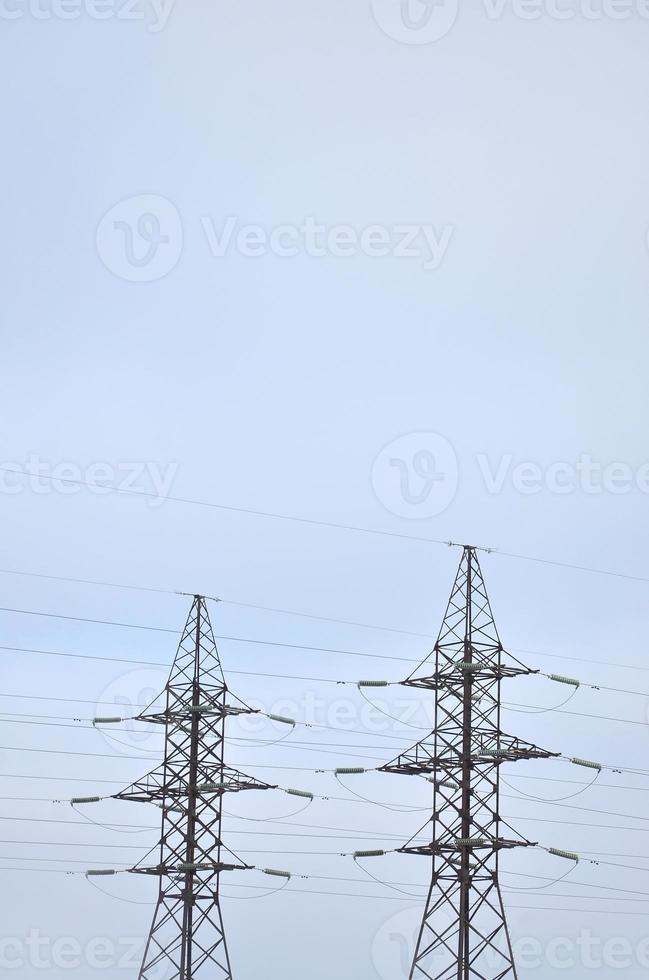 torre elétrica de alta tensão. poste de transmissão de eletricidade foto