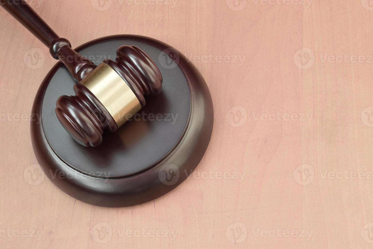 martelo de justiça na mesa de madeira em um tribunal durante um julgamento judicial. conceito de lei e espaço vazio para texto. martelo de juiz foto