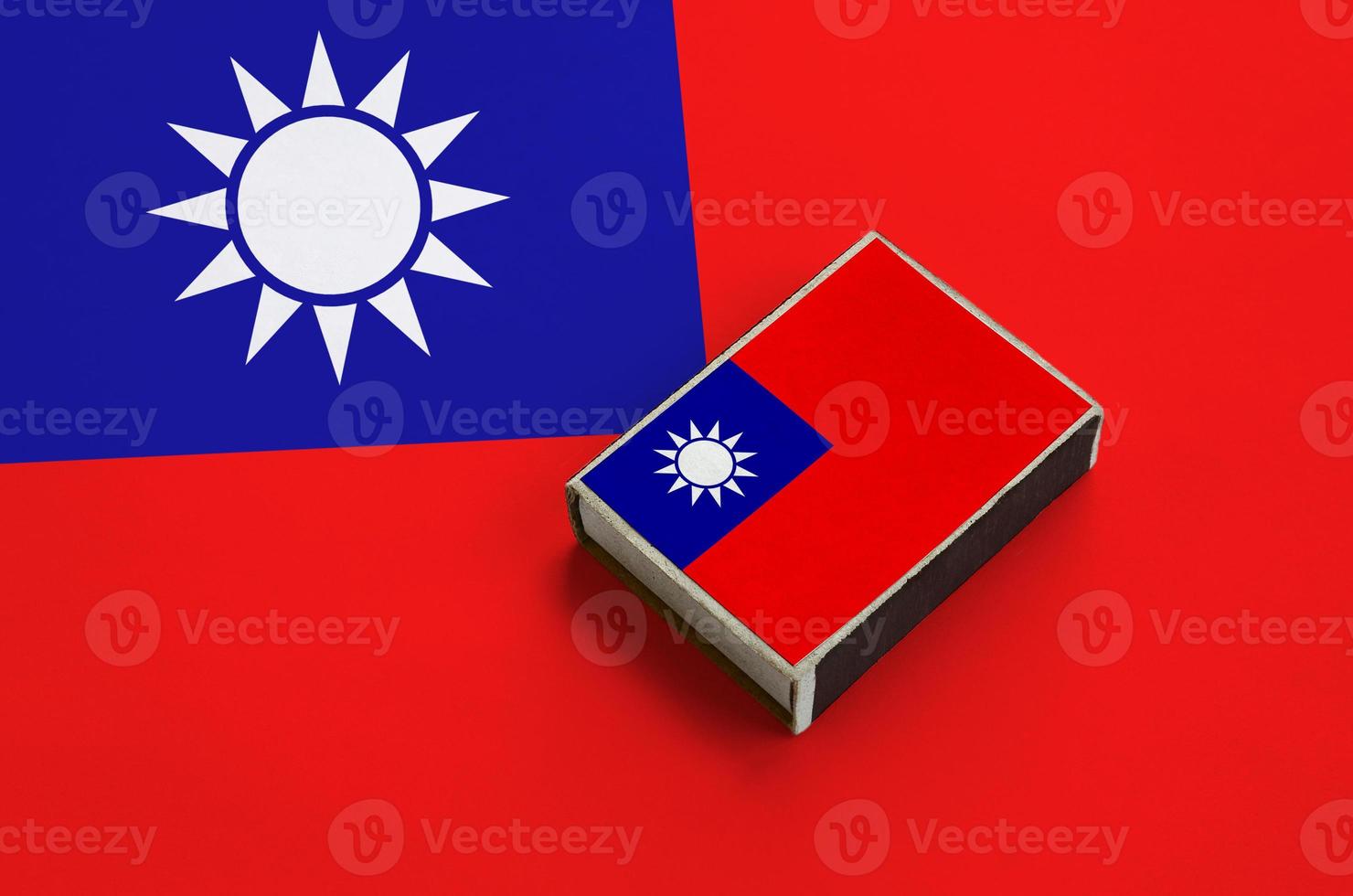 bandeira de taiwan é retratada em uma caixa de fósforos que fica em uma grande bandeira foto