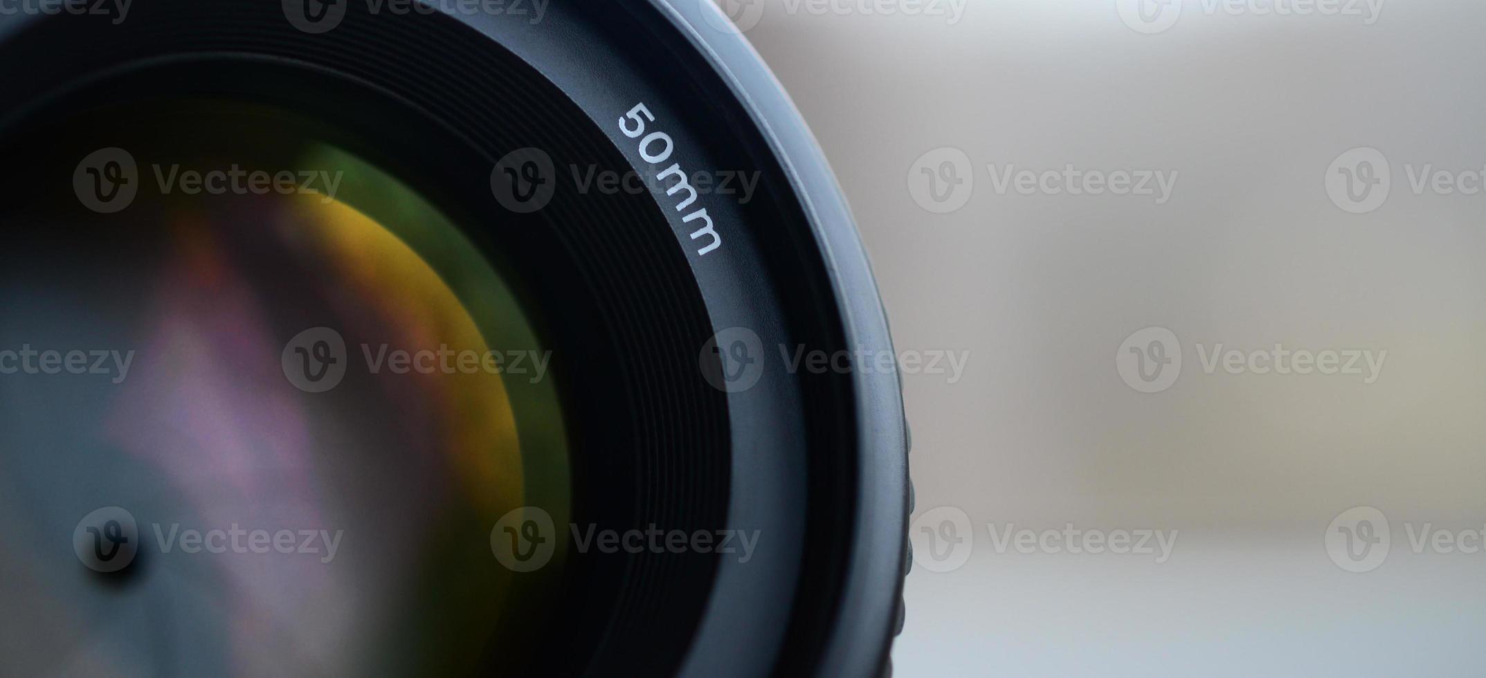 fragmento de uma lente de retrato para uma câmera slr moderna. uma fotografia de uma lente de grande abertura com uma distância focal de 50 mm foto